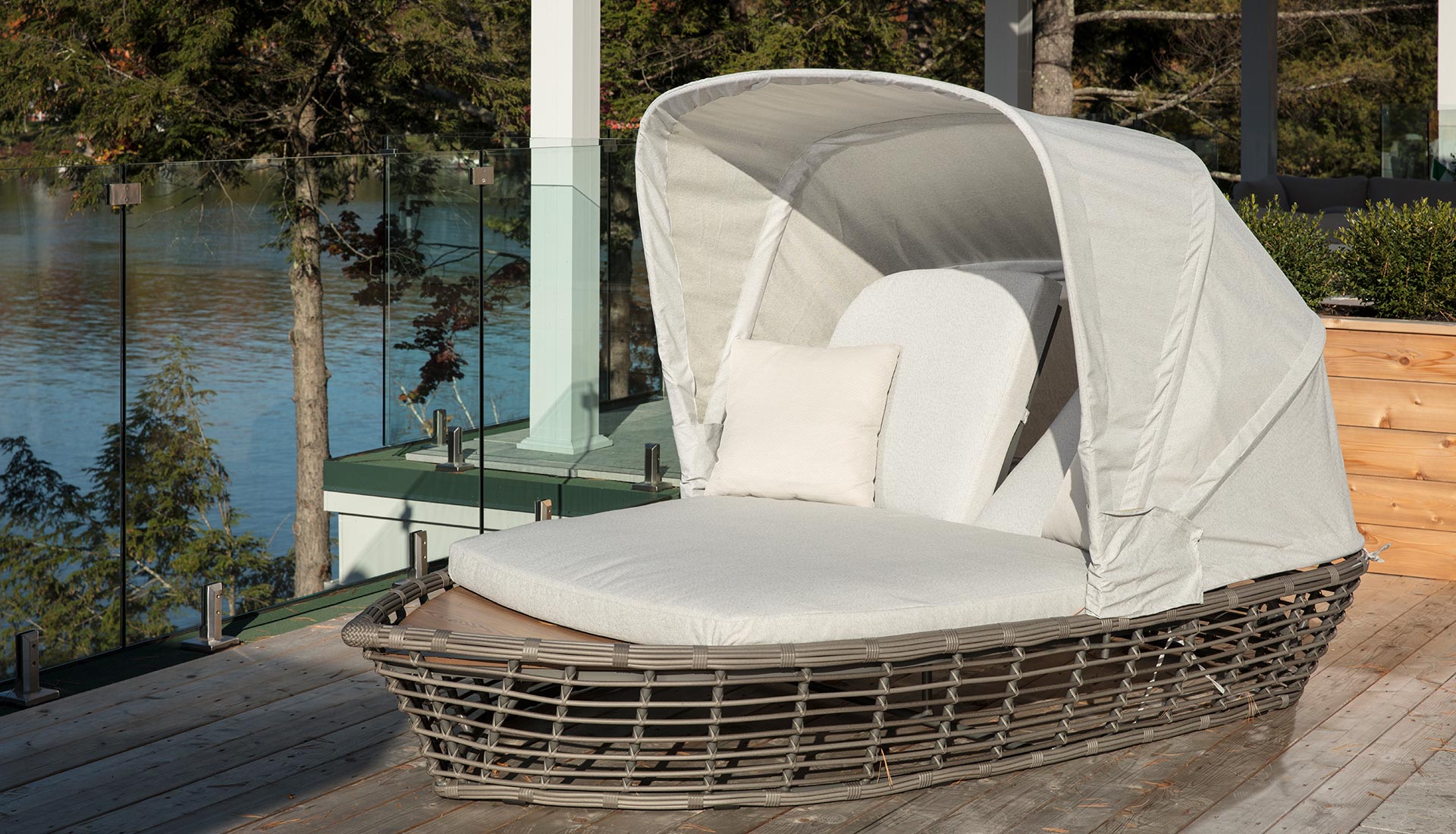 Escapade double daybed with canopy
